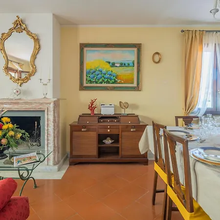 Apartment La Bouganville - House With Garden Dei Marmi, Toscana